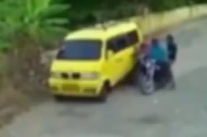 Begal motor rampas motor emak-emak.