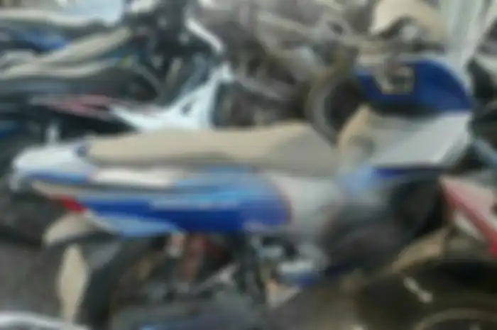 Honda PCX 150 dibiarkan rusak dan berdebu.