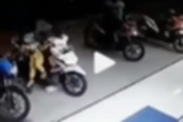Pengendara Motor Matik Bawa Balita 'Samber' Minimarket
