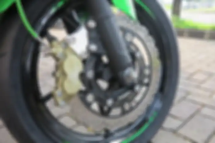 Ilustrasi Kaliper Brembo 4 piston dengan slang rem braided. Slang rem aftermarket  yang terbuat dari bahan serat baja