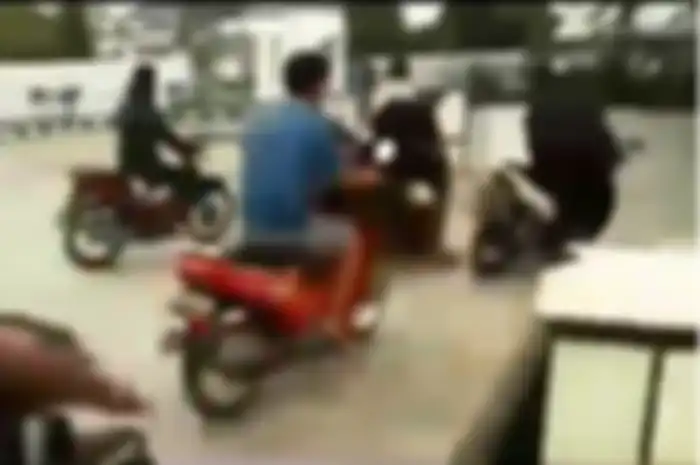 Puluhan warga serbu pom bensin.
