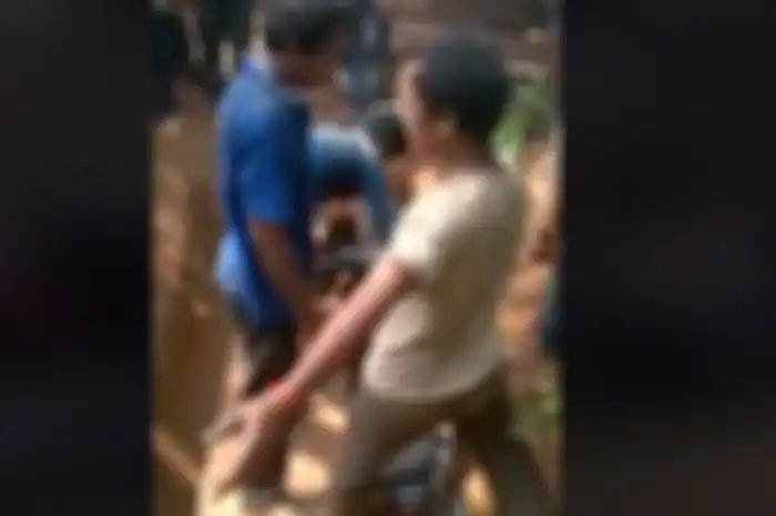 Orang meninggal di kubur bersama motor bebek kesayangan.