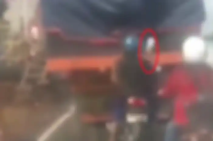 Maling membongkar terpal dan mencuri barang dari truk.
