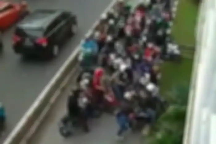 Pengendara motor berhamburan karena melihat ada polisi saat menerobos jalur TransJakarta.