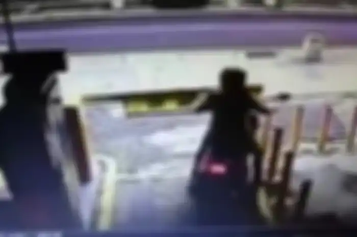 Emak-emak kena karma karena enggak mau bayar parkir.