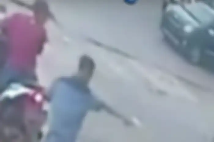 Seorang pemuda bisa lolos usai diberondong pistol oleh begal motor.