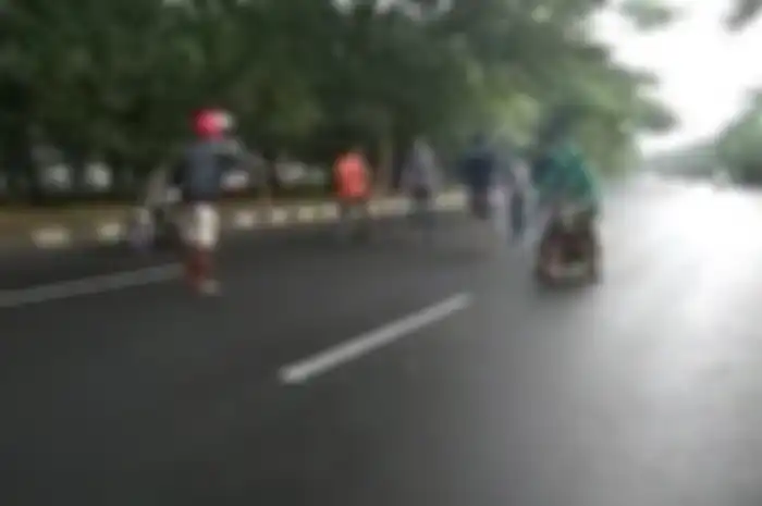 Balap liar menutup jalan umum dan menggangu warga, sangat berbahaya sekali.