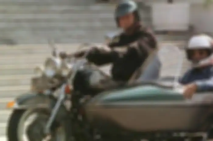 Presiden Soeharto dan Menteri Riset dan Teknologi BJ Habibie mengendarai Harley Davidson di halaman 