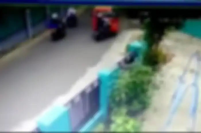 Jambret ponsel terjungkal usai ngebut dan menabrak mobil.