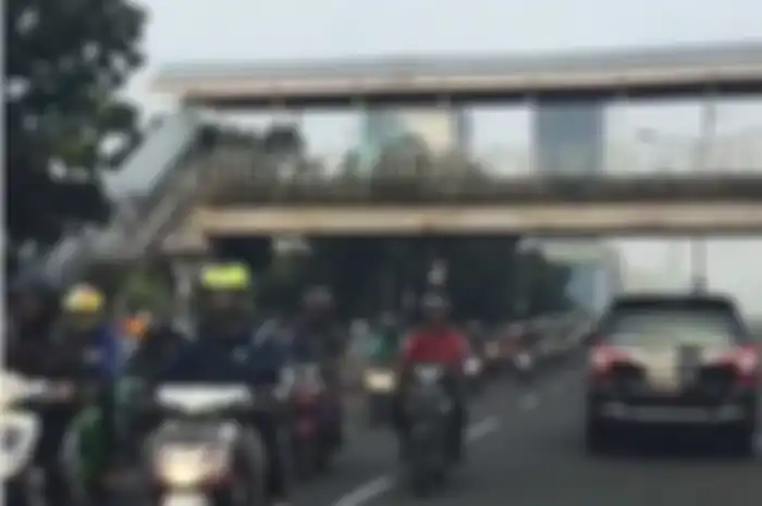 Ilustrasi pengendara motor lawan arah