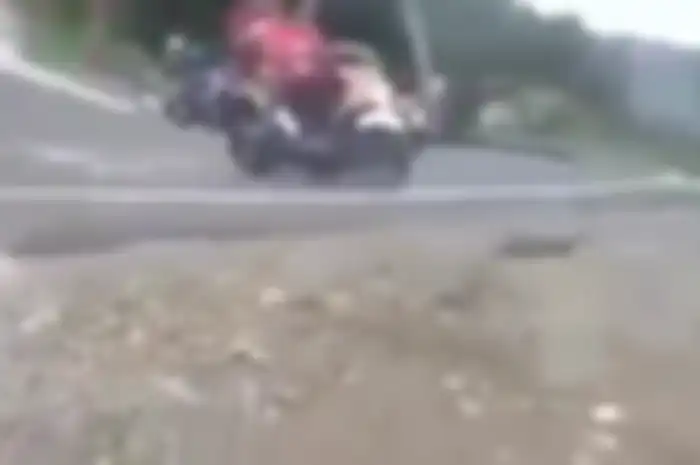 Pengendara Honda BeAT nyelonong dan menghajar tumpukan karung di Mojokerto.