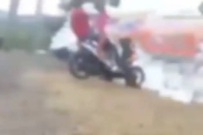 Dua remaja selamat dari kecelakan akibat rem blong setelah menabrakkan diri ke tumpukkan karung
