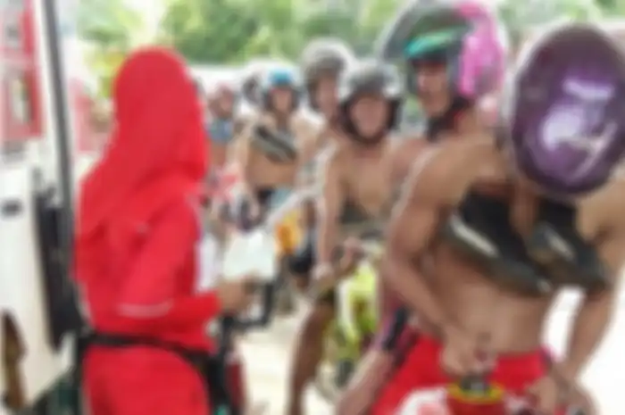 Sebuah pom bensin diserbu biker tanpa baju dengan sepatu digantungkan ke leher