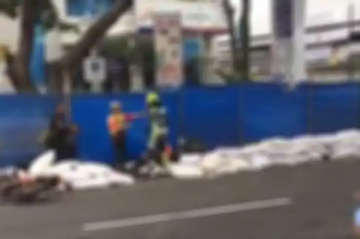 Seorang pembalap melempar ban bekas karena enggak terima disenggol.