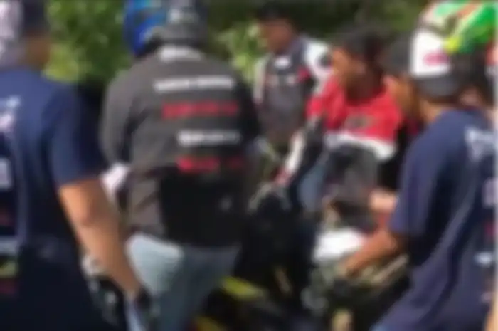 Proses evakuasi Honda CBR 250RR yang mengalami kecelakaan.