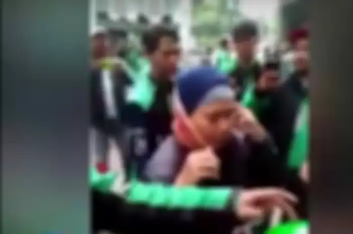 Seorang driver ojol wanita diperlakukan seperti maling saat ketahuan narik oleh pendemo.