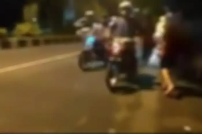 Joki balap liar terjungkal ditendang, diduga polisi berpakaian preman.