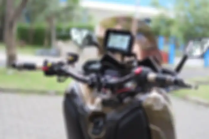 Ilustrasi pemakaian GPS di motor