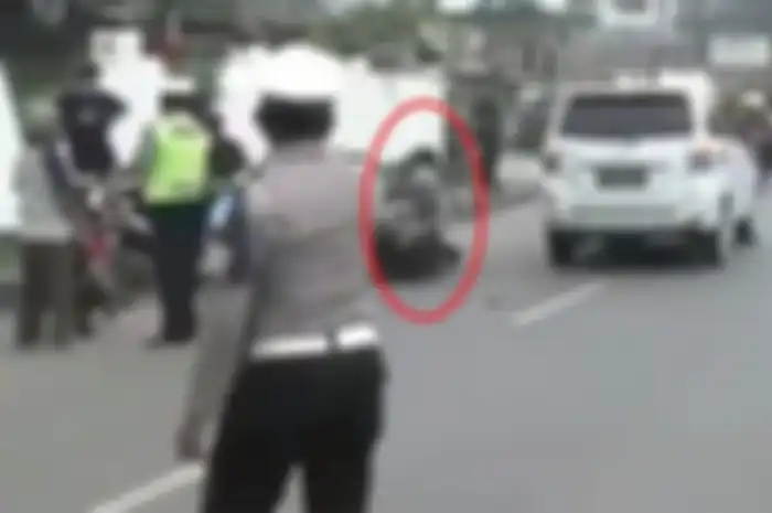 Nekat terobos razia, pengendara motor tabrak mobil.