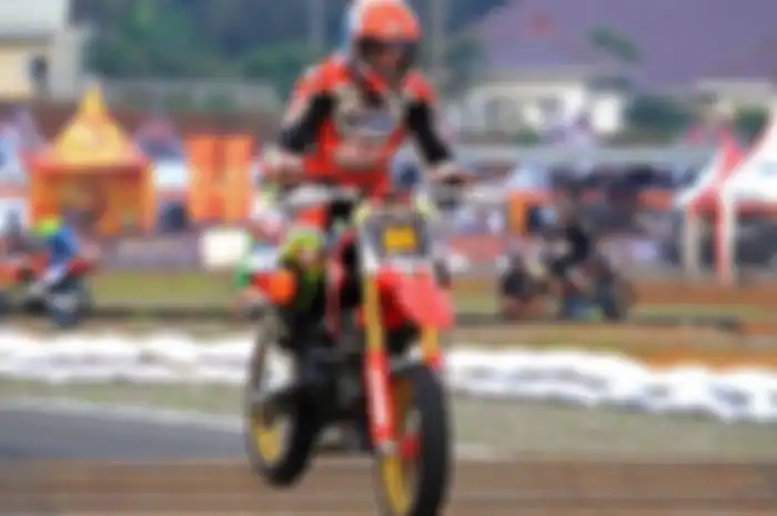 Momo Harmono, pembalap supermoto berusia 63 tahun.