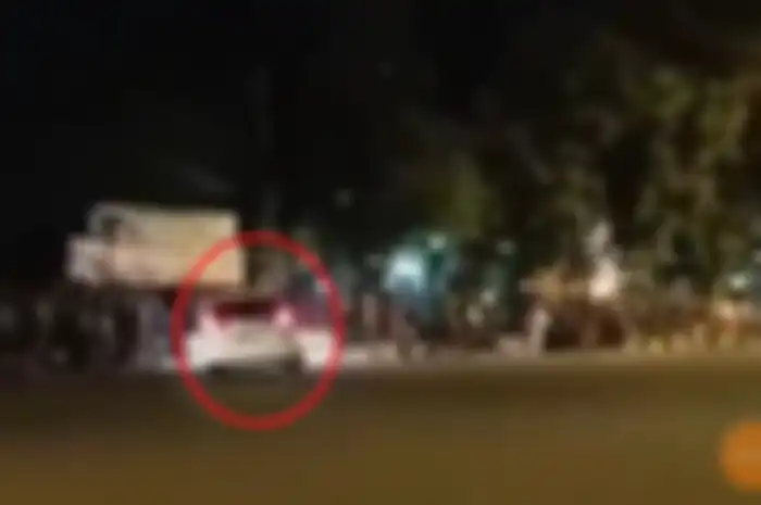 Mobil gagal ngedrif di Bandung, penonton dan motor tumbang ditabrak.