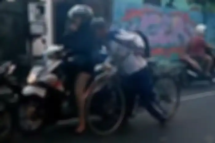 Cewek yang naik motor di Madiun harus waspada dengan ulah lelaki pesepeda ontel ini.