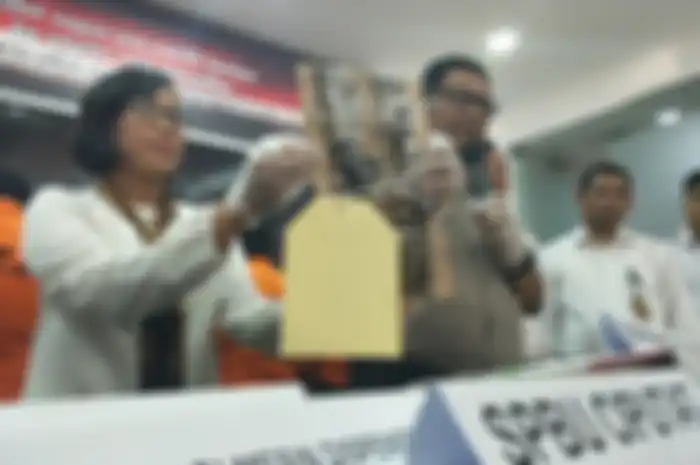 Polisi menunjukkan barang bukti kecurangan pom bensin Ciputat, Tangsel.