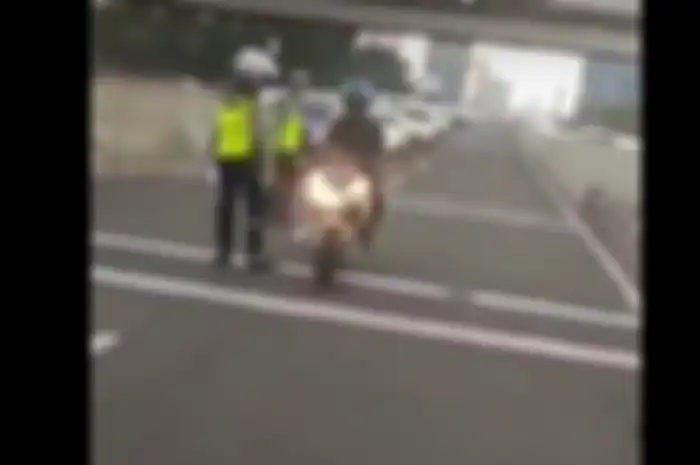 Polisi meloloskan anggota TNI yang melintas di jalan layang Casablanca, Jaksel.