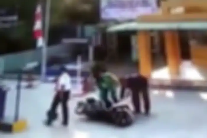 Driver ojol terjungkal usai tersangkut palang parkir otomatis.