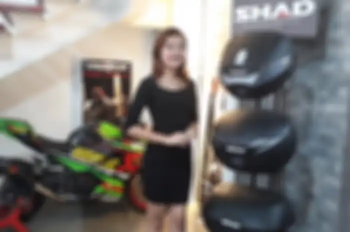 Box motor SHAD yang dijual di gerai apparel DeRide di Radio Dalam, Jakarta Selatan