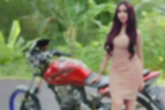 Honda Tiger pakai ban cacing (cacingan) pose bersama Lucinta Luna.