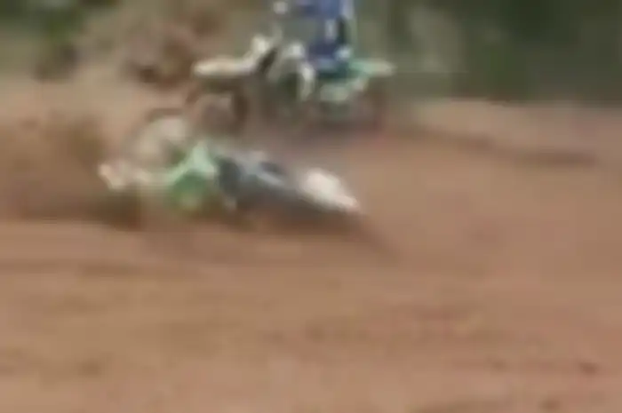 Pembalap motorcross terjungkal dari motor dan enggak bangun lagi.