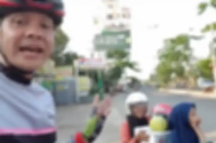 Gubernur Jateng Ganjar Pranowo menegur pemotor tanpa memakai helm.