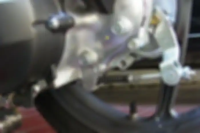 Mulai masuk musim hujan, rem tromol motor jangan lupa dicek dan dirawat.
