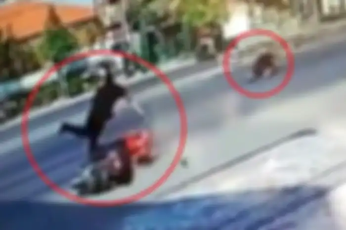 Satpam terjatuh karena tedorong motor yang terjatuh.