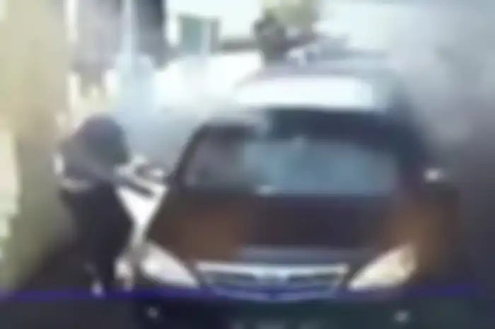 Ledakan bom di parkiran Polrestabes Surabaya.