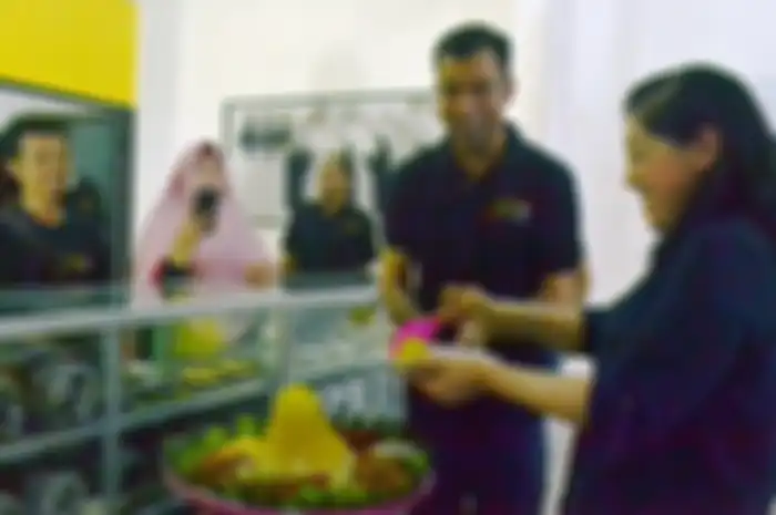 Proses pemotongan tumpeng oleh Kyoko Takagi (owner JVT Indonesia) &amp; Abid Chou (founder and owner JVT