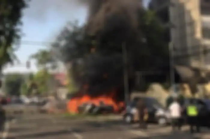Kobaran api diduga dari bom bunuh diri di depan GKI Jalan Diponegoro, Kota Surabaya, Minggu (13/5/20
