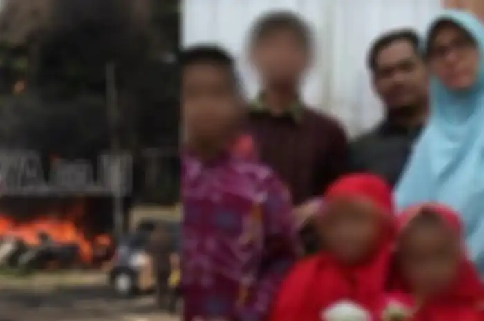 Bom meledak di Gereja di Surabaya dan terduga keluarga teror bom di lokasi tersebut.