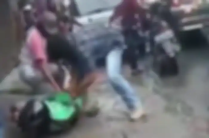 Driver ojol diduga teroris ditangkap tim Densus 88 di Medan.