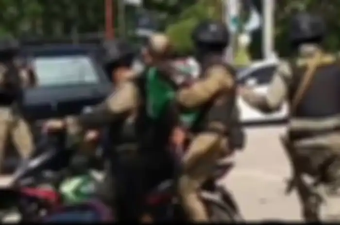 Driver ojol diringkus polisi dari Polda Sumsel karena membawa senjata tajam.