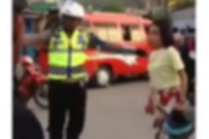 Ibu-ibu nekat menampar polisi karena enggak terima ditilang di Sulawesi.