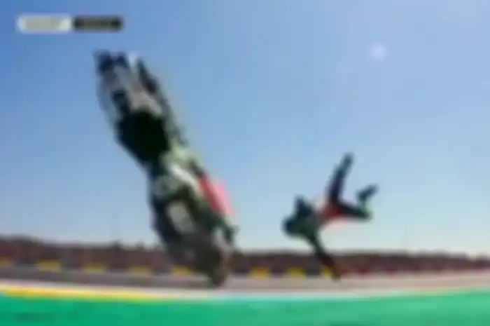 Cal Crutchlow terlempar dari motornya saat kualifikasi MotoGP Prancis.