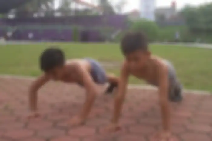 Latihan push up dan sit up disesuaikan karena Decksa dan Aqil berpuasa.