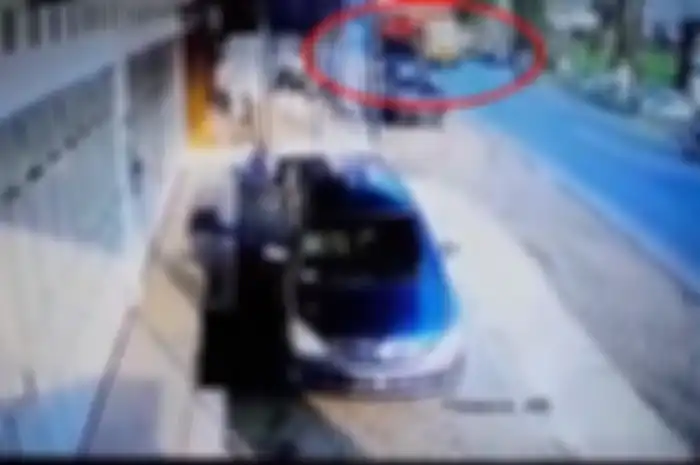 Truk meluncur deras sebelum menabrak pemotor, mobil dan rumah warga di Bumiayu.