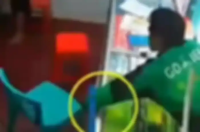 Oknum driver ojol maling uang di konter ponsel.