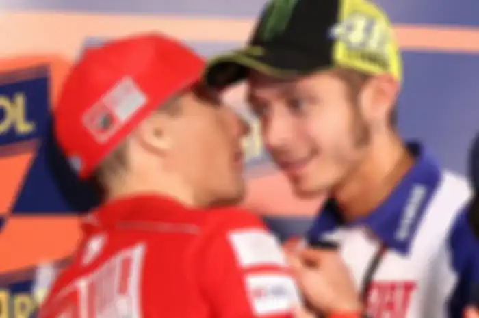 Nicky Hayden (kiri) dan Rossi