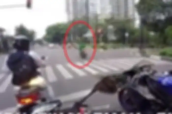 Emak-emak zaman now, lebih baik minggir kalau papasan sama yang begini.