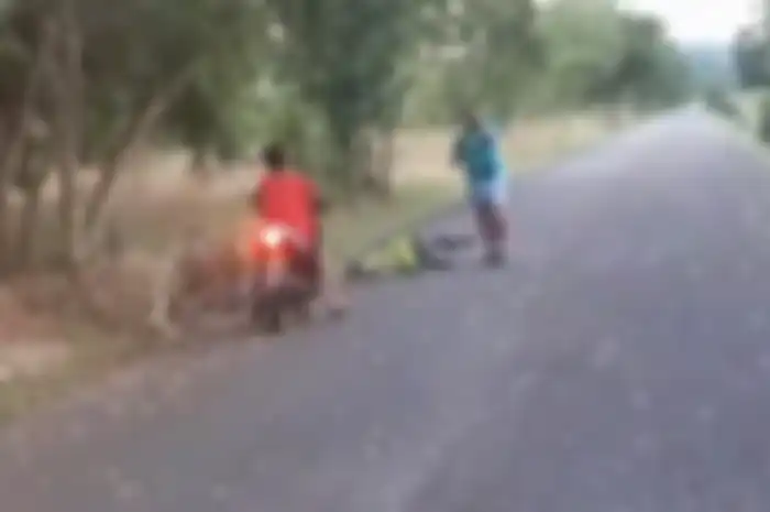 Joki terjungkal di aspal akibat ban motornya mendadak copot.