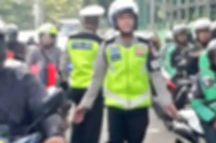 Polisi membubarkan driver ojol yang mangkal di stasiun Palmerah, Jakbar.